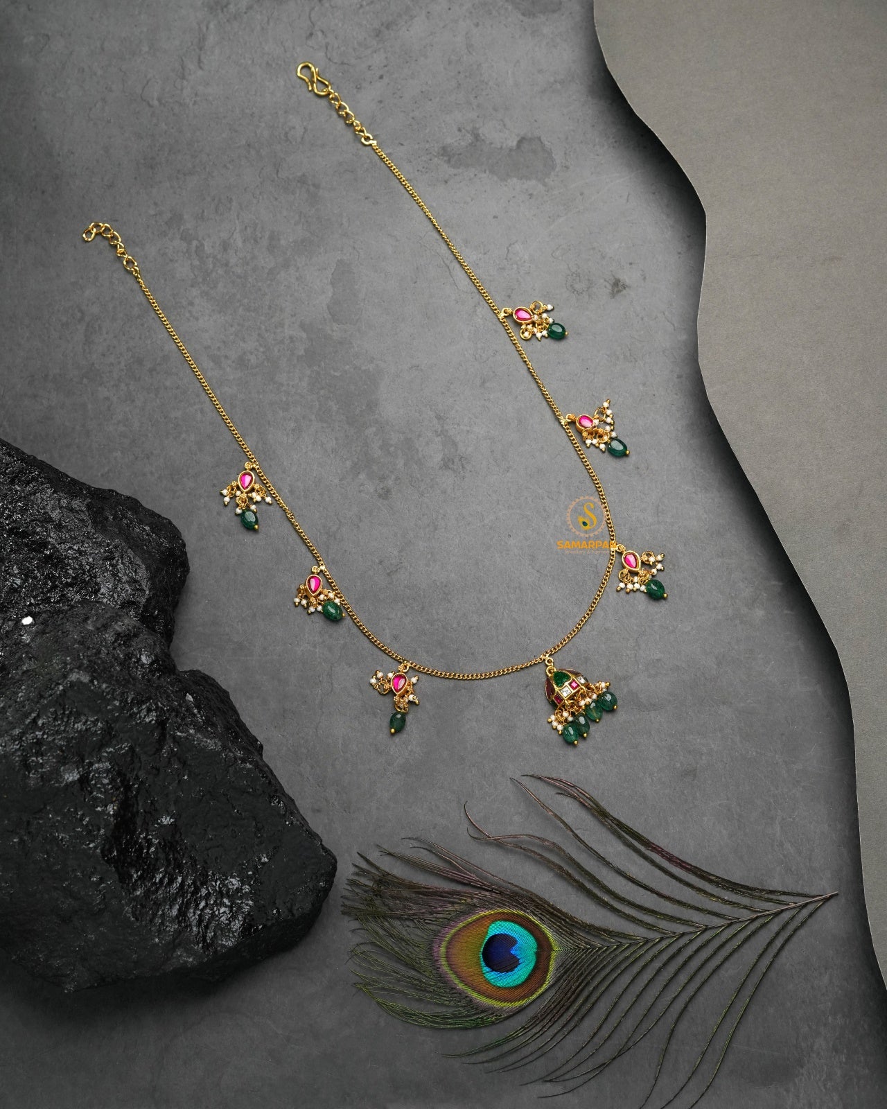 Jadau Pachi Kundan choker necklace with close neckline design