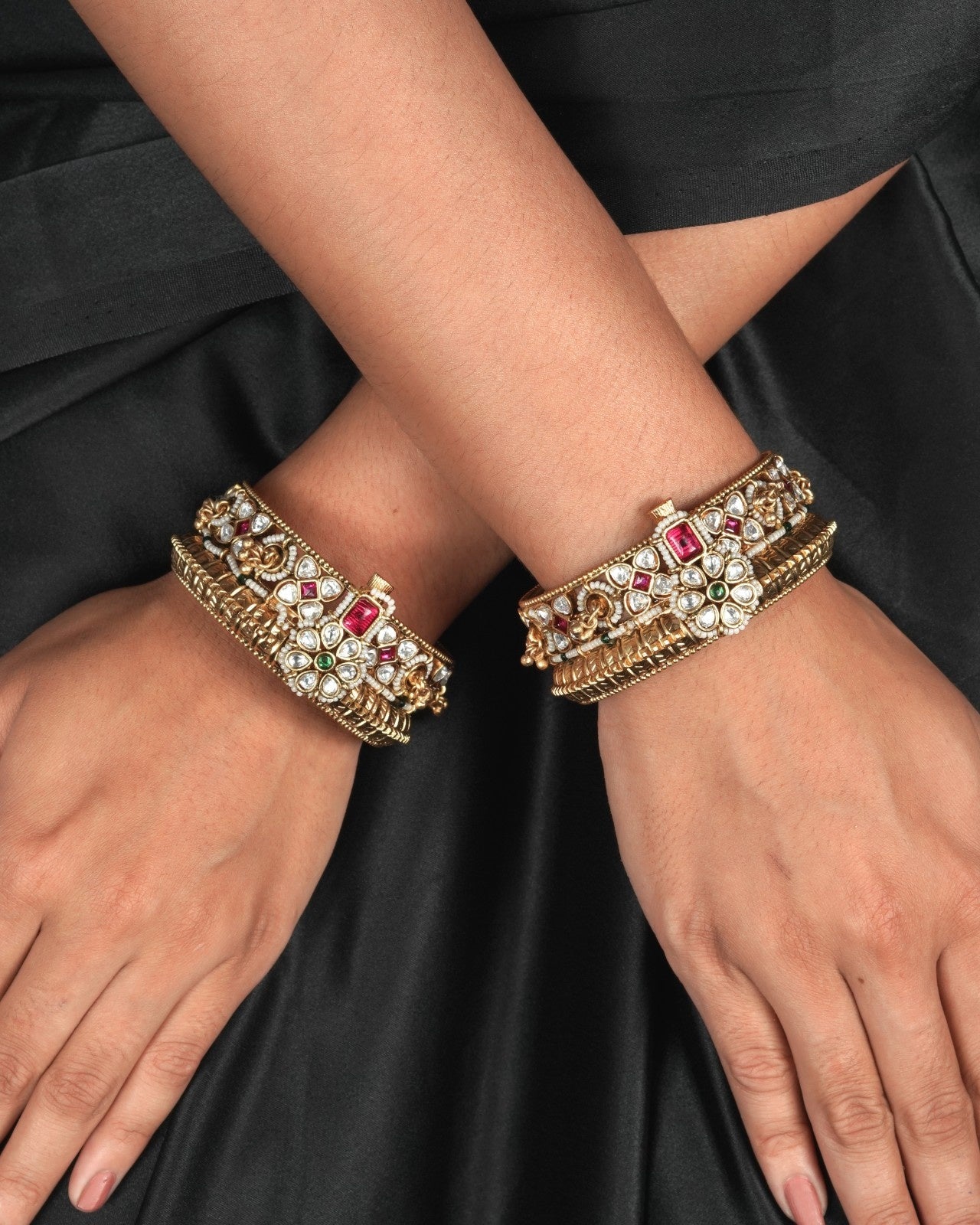 Antique bangles and kundan kangan set in lightweight traditional design for everyday ethnic wear