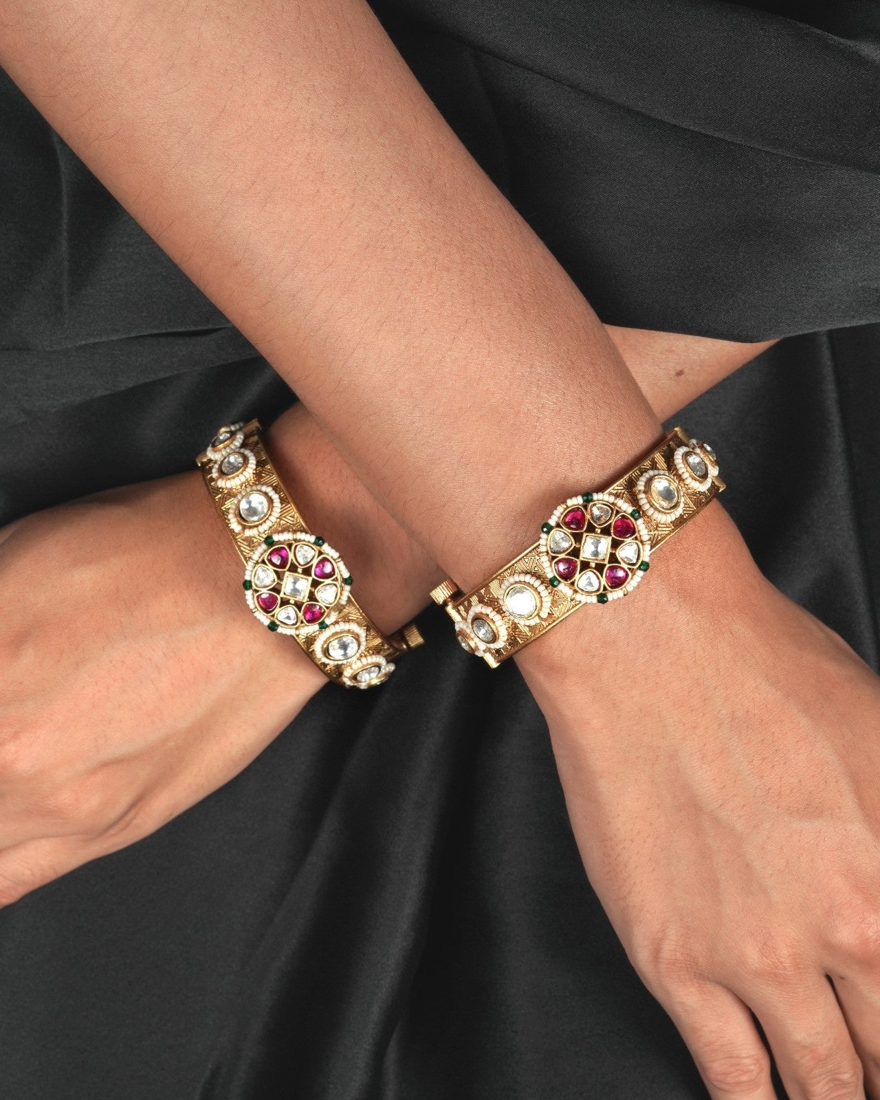 Minimal antique bangles and kundan kangan set in elegant lightweight traditional design