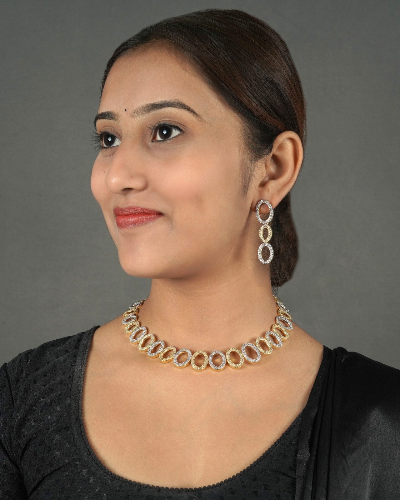Elegant necklace set from Diamond Collection for special occasions