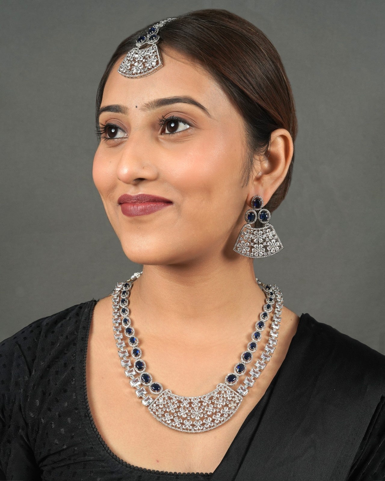 Diamond-inspired jewellery set with necklace and matching earrings