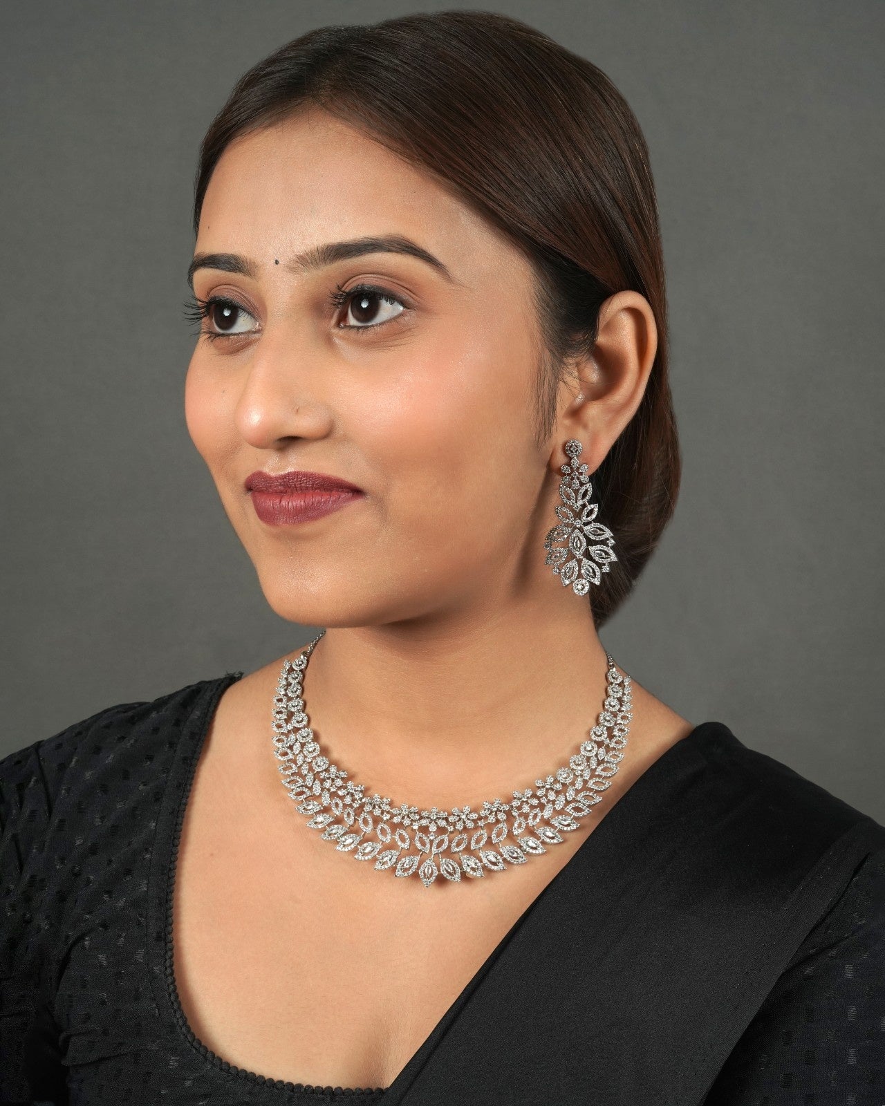 Sparkling necklace set for women suitable for weddings and festivals