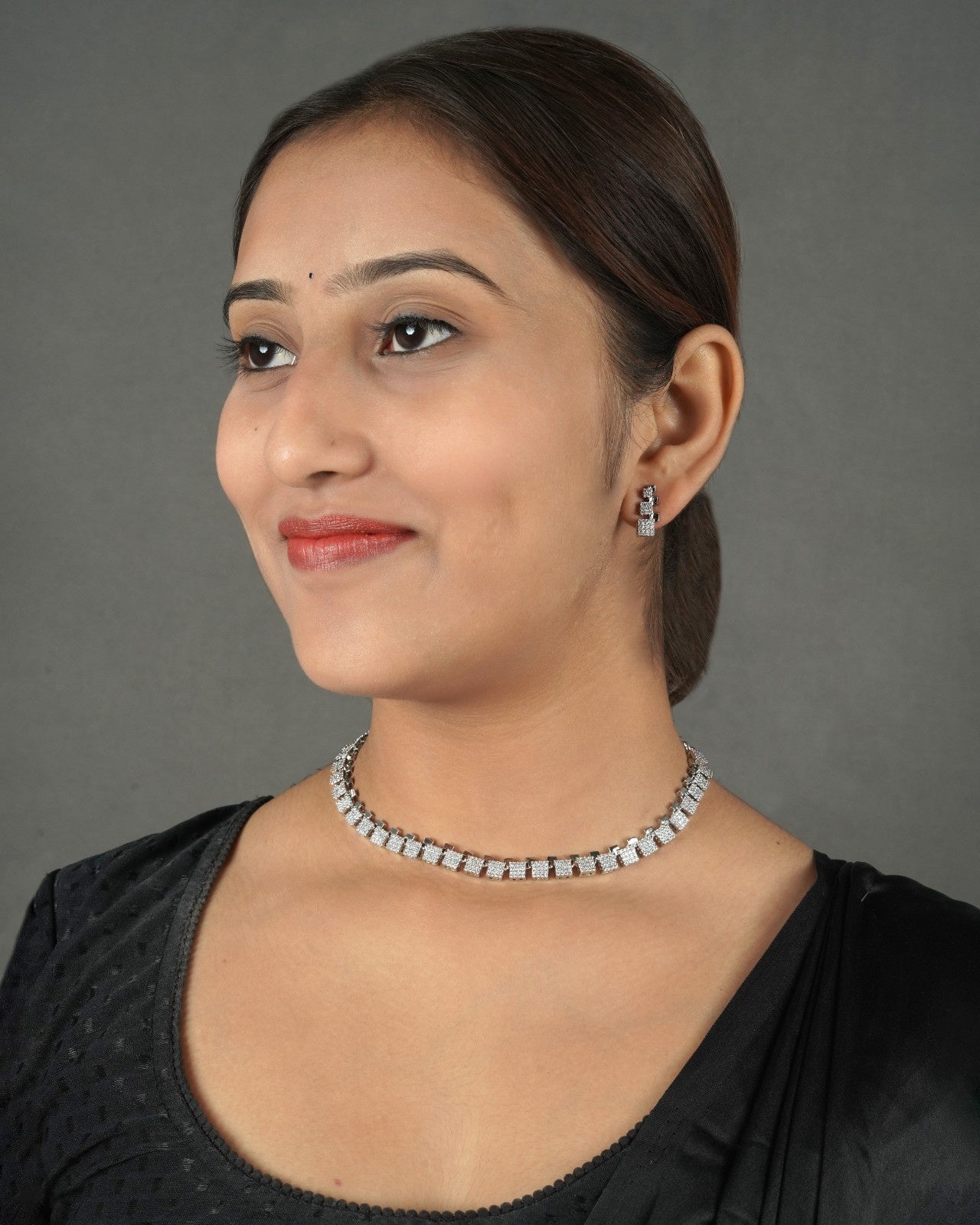 Elegant necklace set from Diamond Collection for special occasions