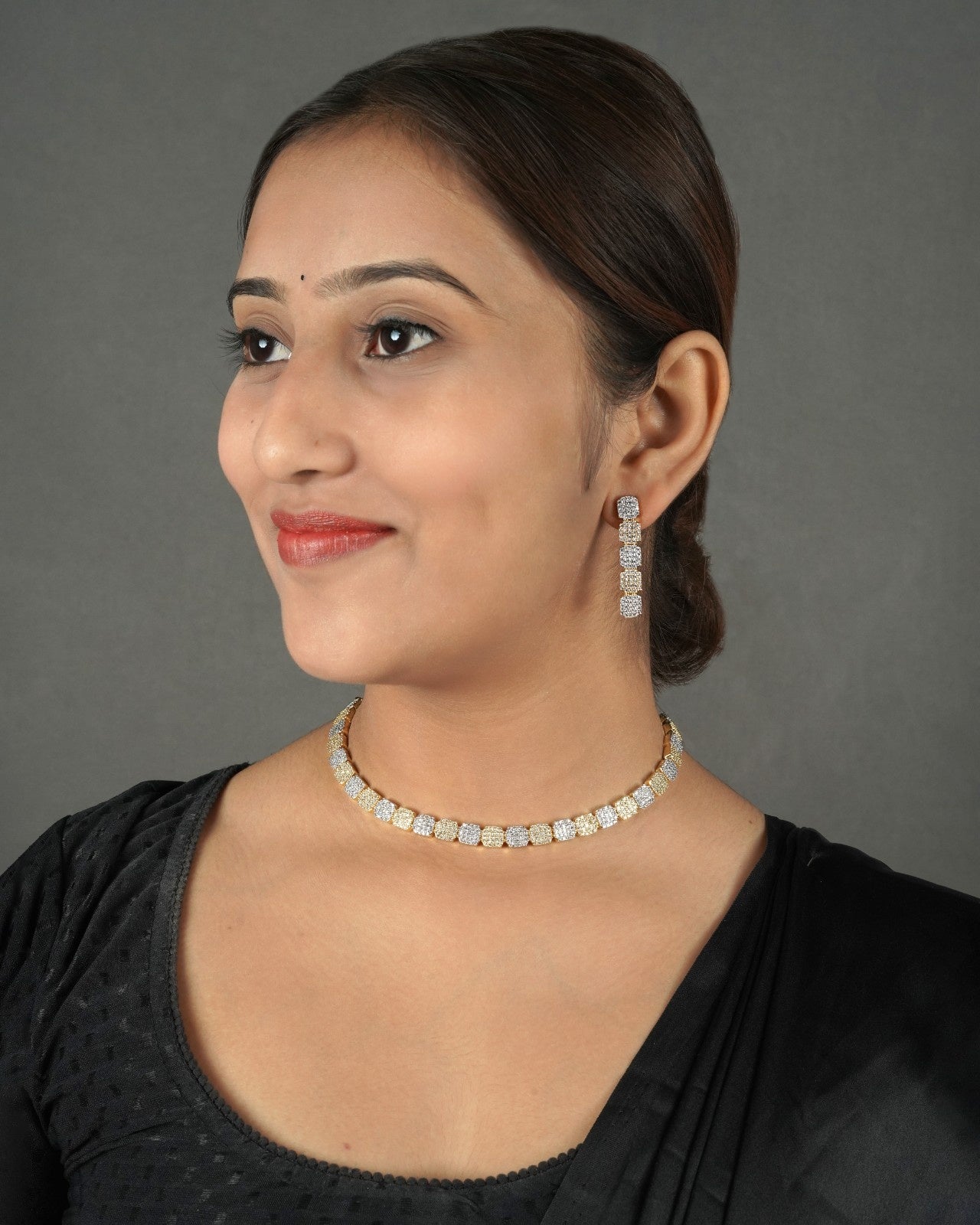 Diamond-inspired jewellery set with necklace and matching earrings