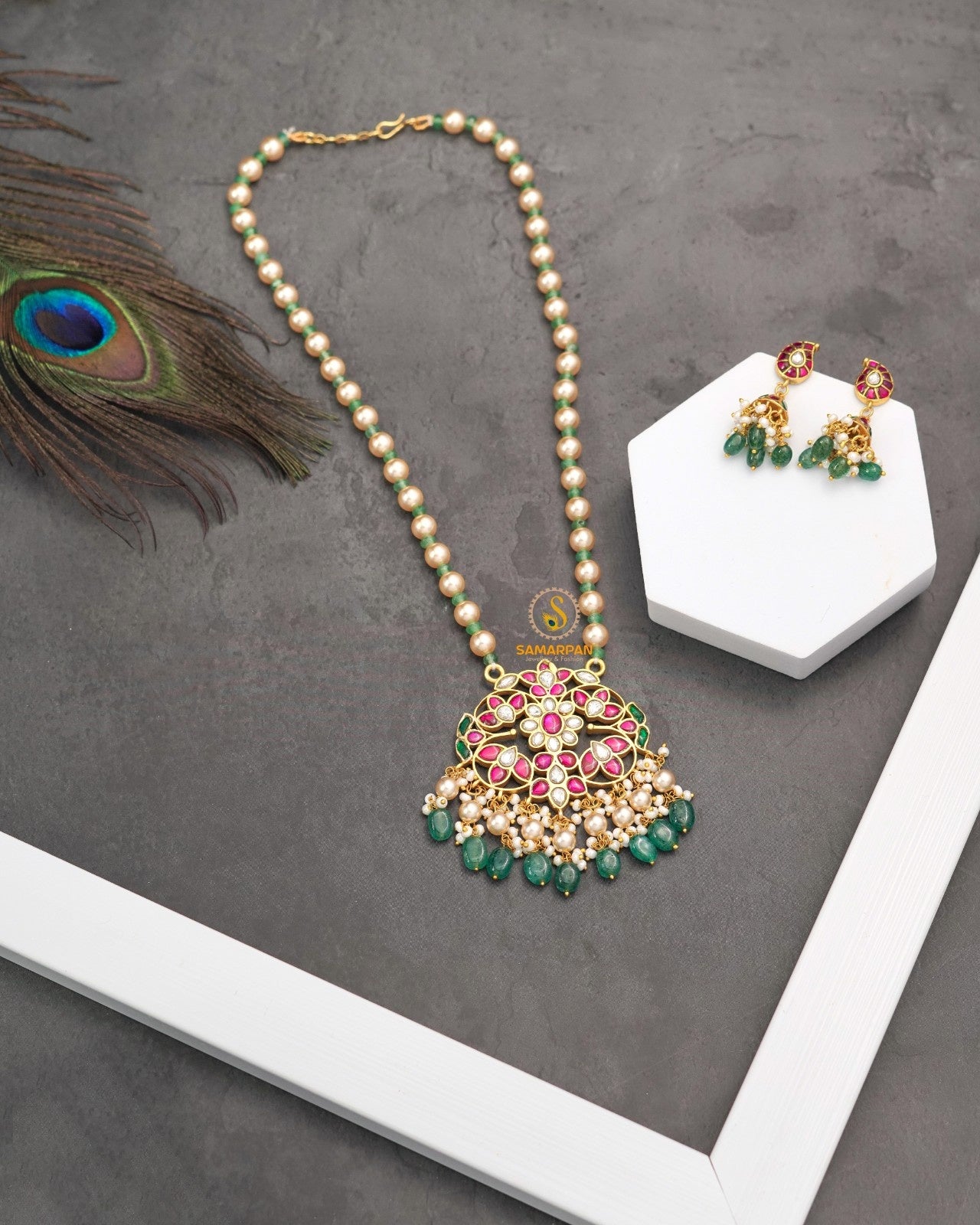 saree contrast pop jadau kundan pendant set with matching earrings