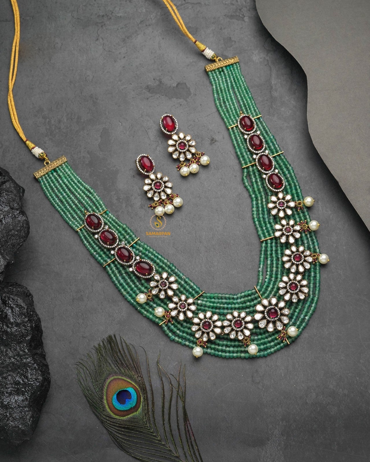 Elegant diamond collection pendant set for festive styling