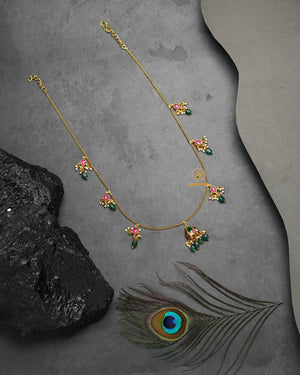 Jadau Pachi Kundan choker necklace with close neckline design