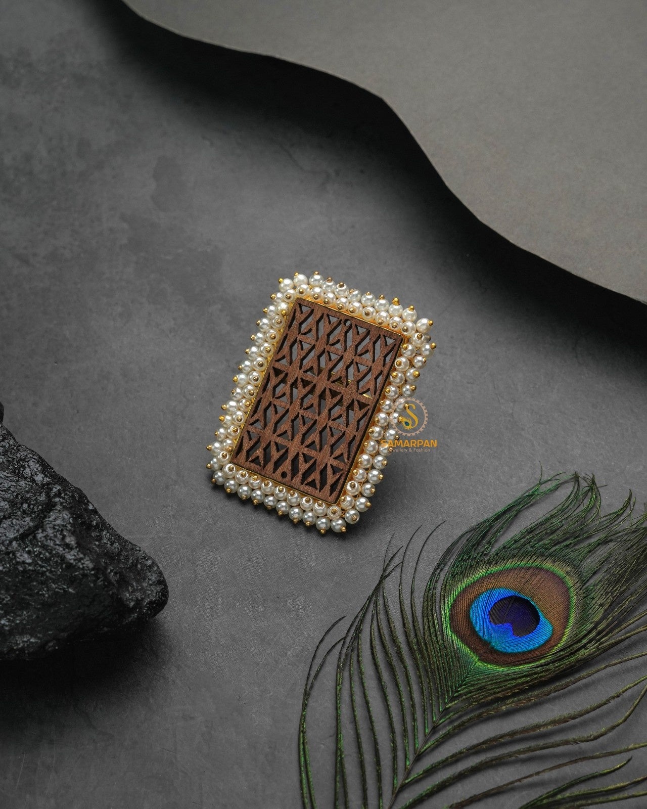 Statement metallic golden glow ring with bold reflective character