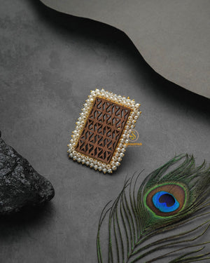 Statement metallic golden glow ring with bold reflective character